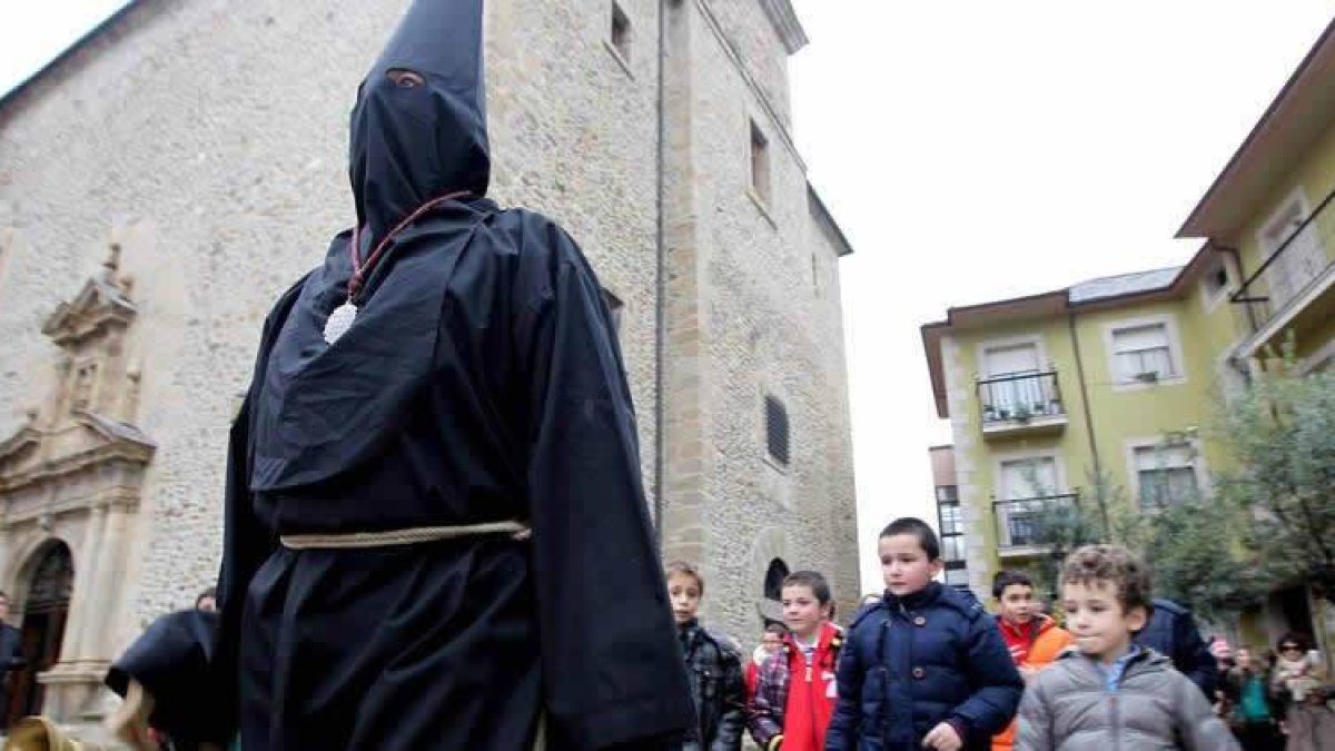 El Lambrión Chupacandiles, a la salida de la Basílica, seguido por los niños.