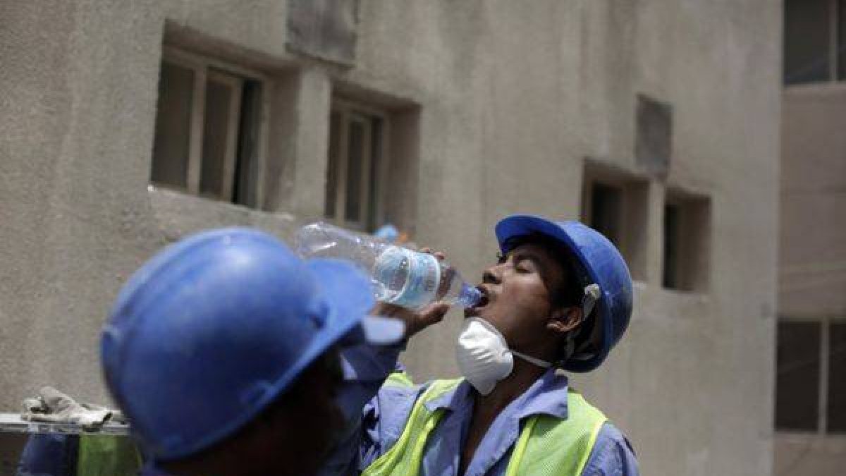 Trabajadores del Nepal en Doha, Qatar, durante un recorrido periodístico organizado por el Gobierno.