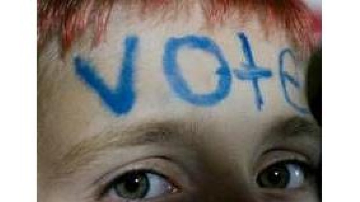 Una joven de Toledo (Ohio) con la palabra «vote» en su frente