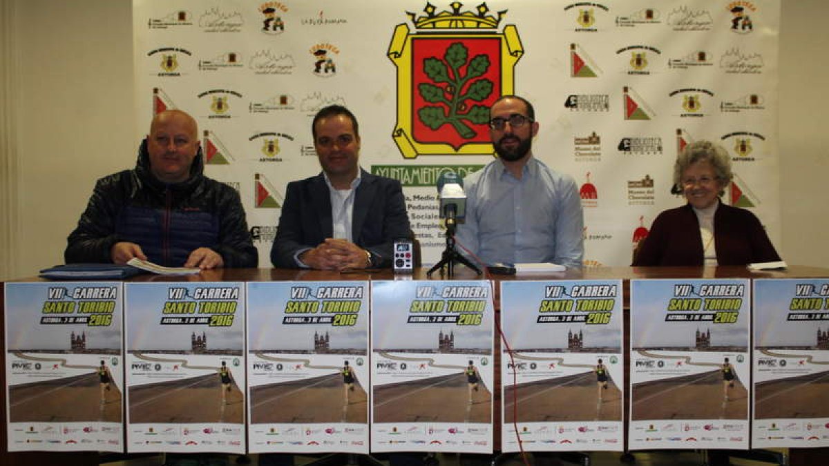 Los presidentes del Club Teleno y Asemac, el concejal de Deportes y la presidenta de la asociación. A.V.