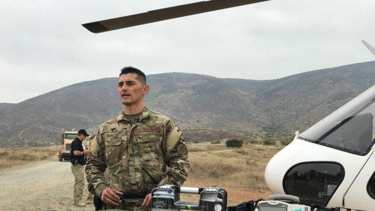 Un agente de la Unidad de Trauma Busqueda y Rescate de la Patrulla Fronteriza de los EEUU.