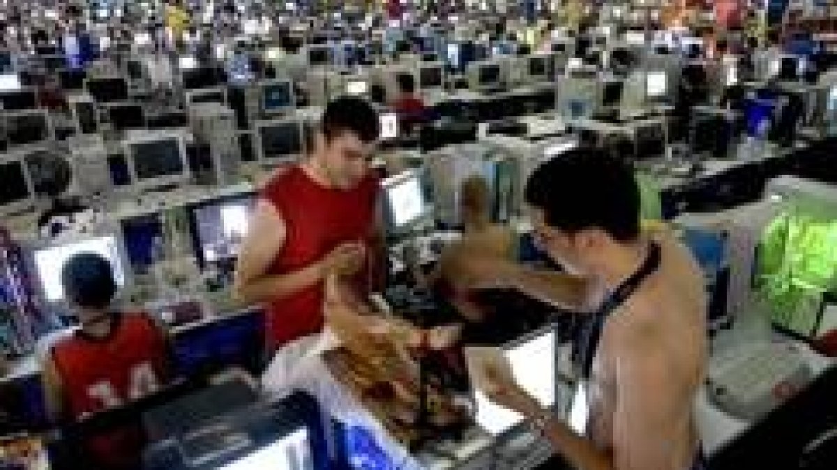 Unos jóvenes cogen fuerzas, a base de jamón, antes de seguir frente al ordenador
