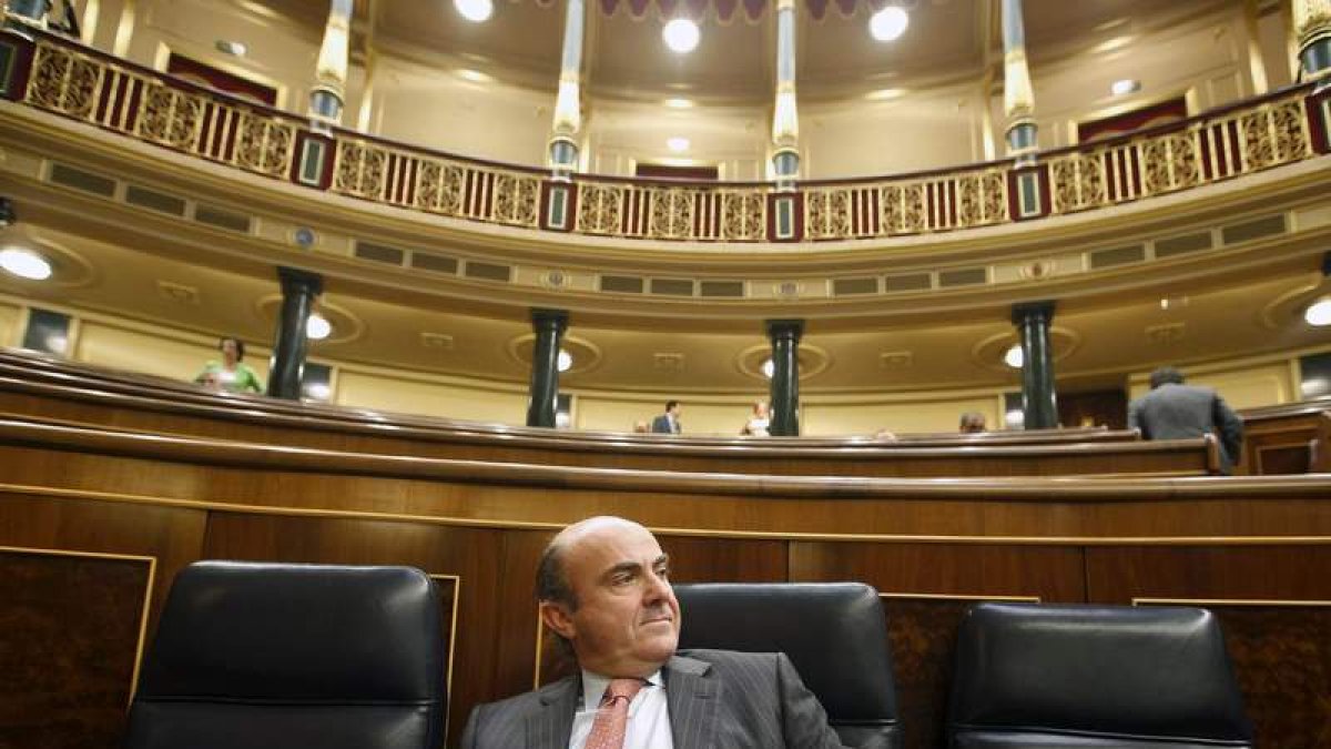 El ministro de Economía, Luis de Guindos, en la sesión de control al Ejecutivo de ayer.