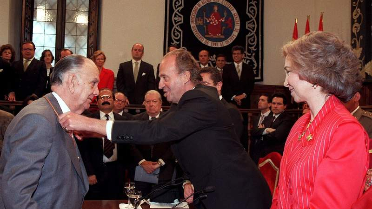 El rey  Juan Carlos concede el premio Cervantes a Camilo José Cela
