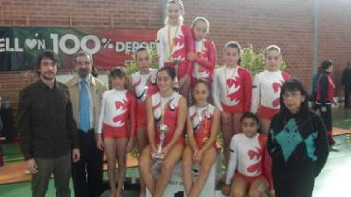 Los padres y hermano de Rocío López con las participantes del club Gymnava.