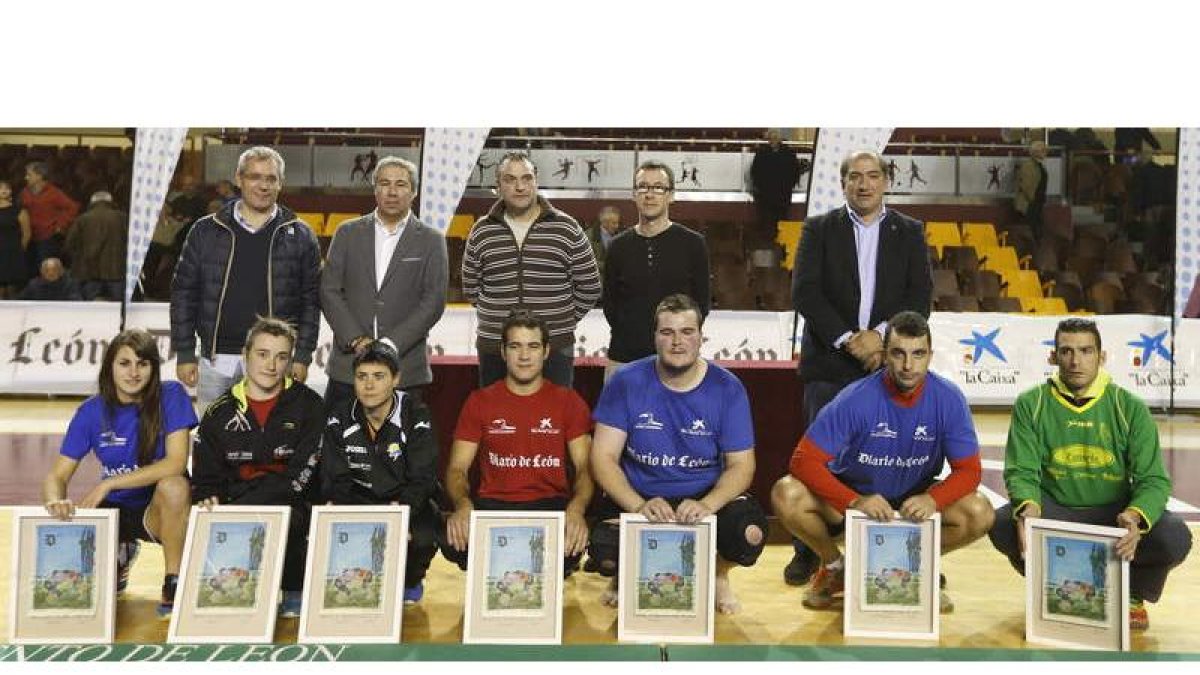 Abajo, de izquierda a derecha, los campeones Noelia Morala, Mónica Matía, Miriam Marcos, Víctor Llamazares, Abel Isaí Cabero, Clemente Fuertes y Héctor García. En la fila superior, también de izquierda a derecha: José María López Benito, Joaquín S. Torné,
