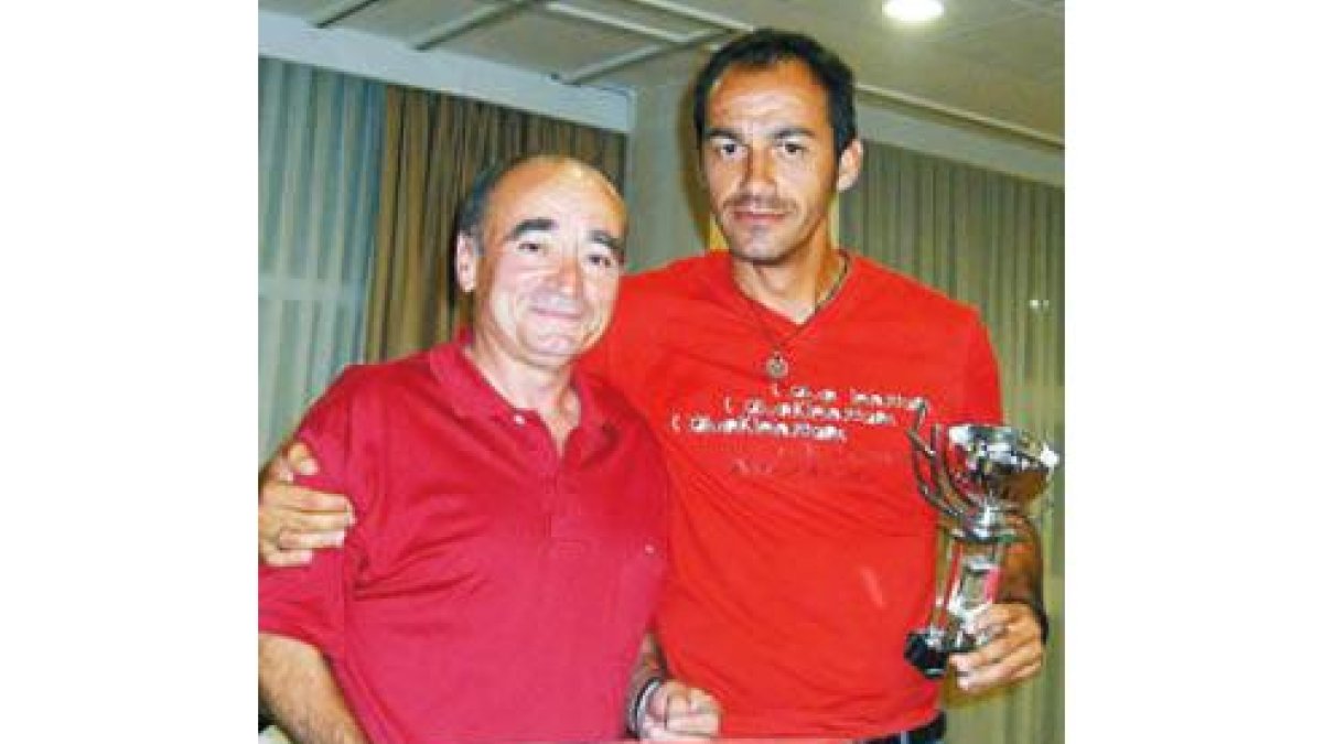 EL CN Policía recoge el premio de campeón.