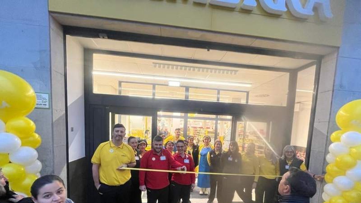 Apertura del nuevo supermercado de Alimerka. DL