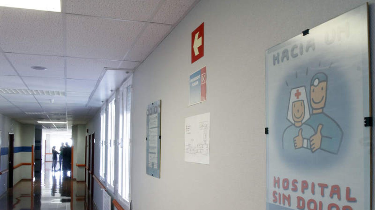 Uno de los pasillos del hospital leonés. BRUNO MORENO