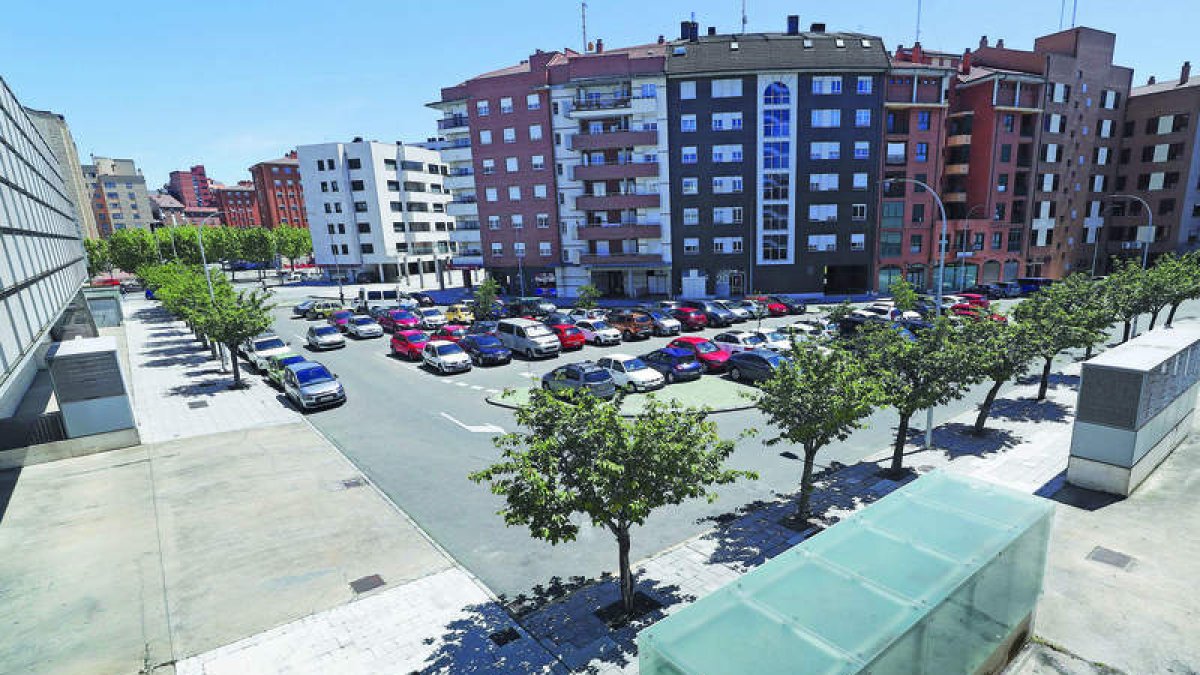 Aparcamiento en calle Cruz Roja. RAMIRO