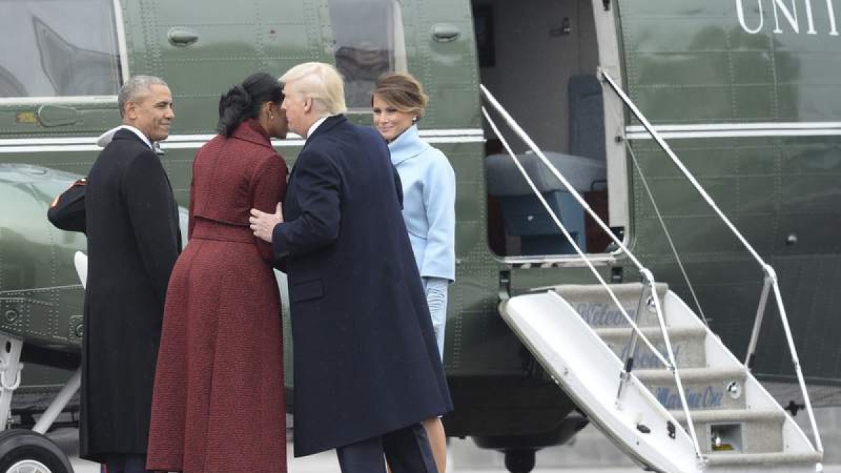 Donald Trump y su esposa despiden al expresidente Barack Obama y a su señora. KEVIN DIETSCH