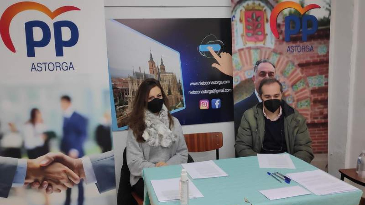 Laura Galindo y Ángel Blanco ayer durante la rueda de prensa. A. R.