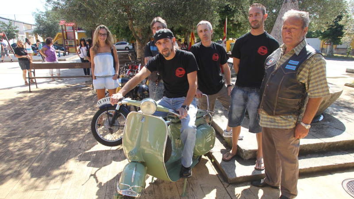 Los organizadores de la feria de motos posaron ayer con algunos ejemplares.