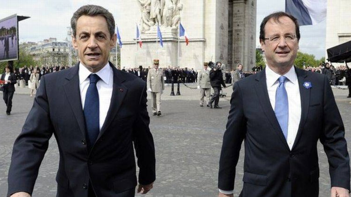 Nicolas Sarkozy, expresidente de Francia, con Francois Hollande, actual presidente del país, en el Arco del Triunfo el pasado año.