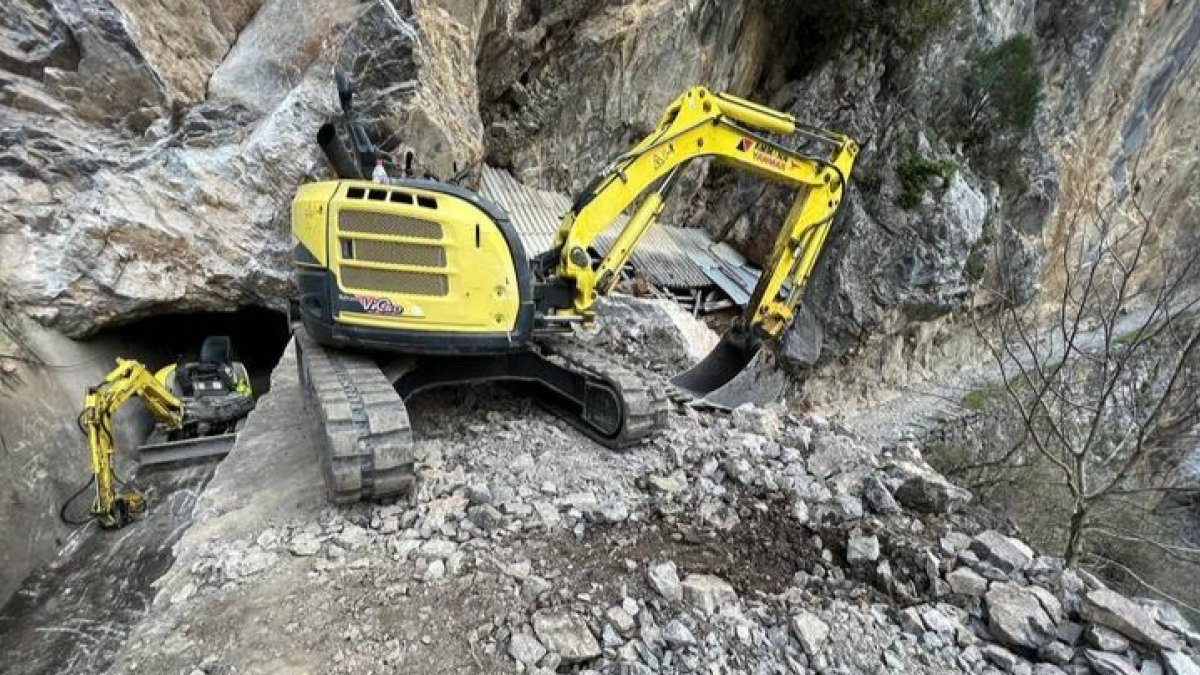 Maquinaria pesada en el Cares durante las obras por los desprendimientos. CAMPOS