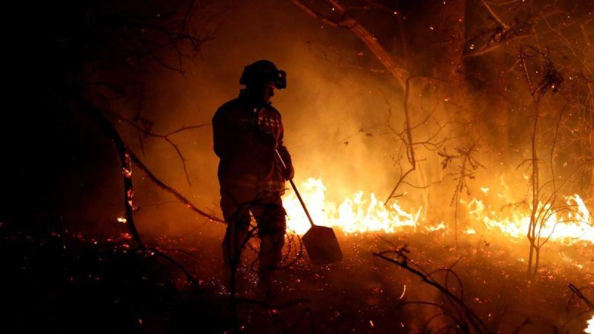 Ya son 97 los incendios forestales en Asturias. En la imagen, tareas de extinción del fuego en Labares.