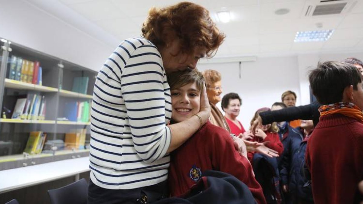 Alumnos del Colegio Leonés en el Centro de Día del Alzhéimer