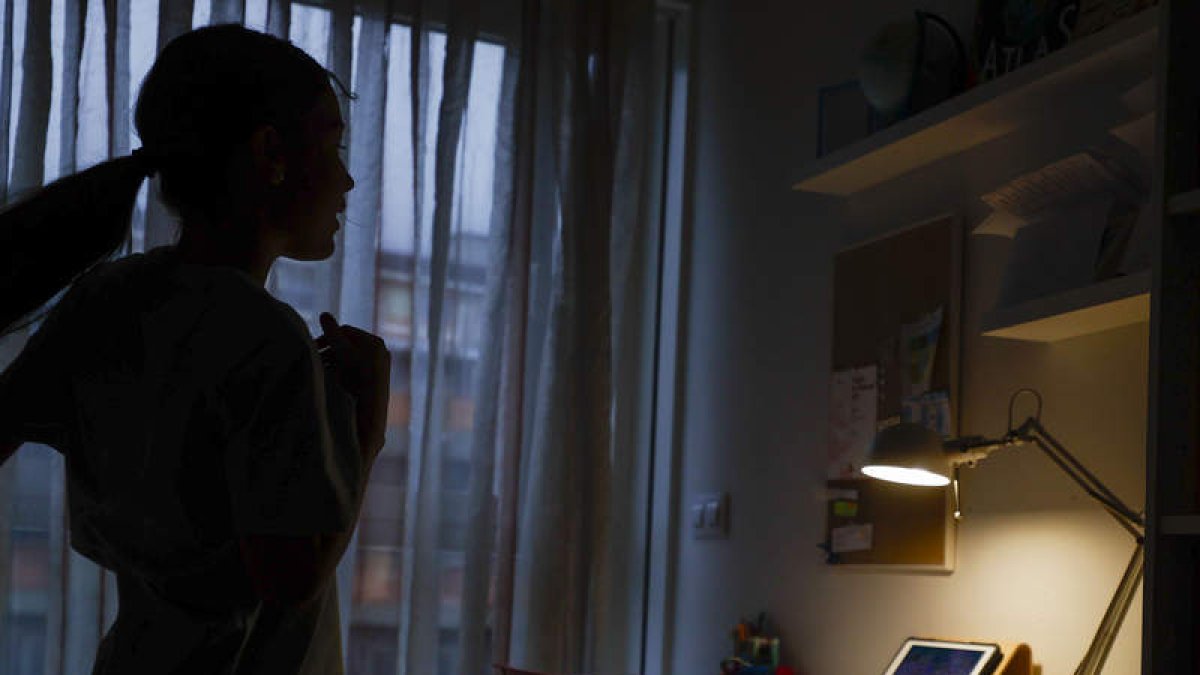 Una adolescente sigue las instrucciones de un dispositivo móvil. efe