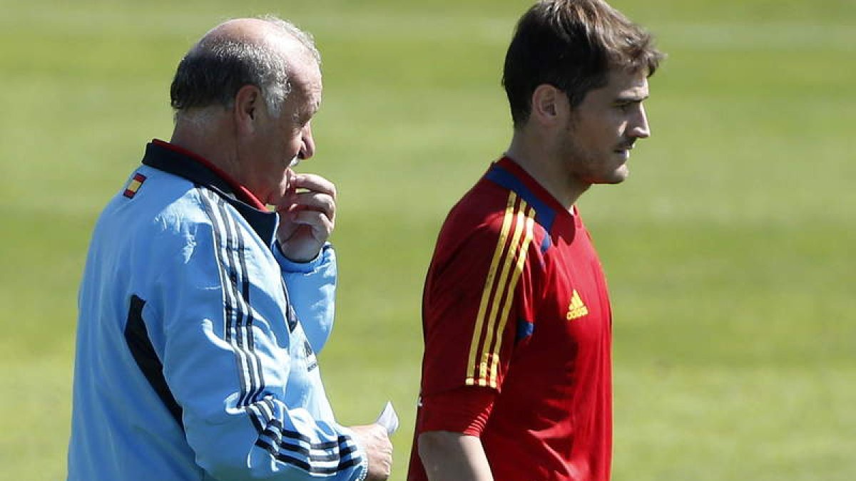 Del Bosque se dirige a Iker Casillas durante el entrenamiento previo al partido de hoy.