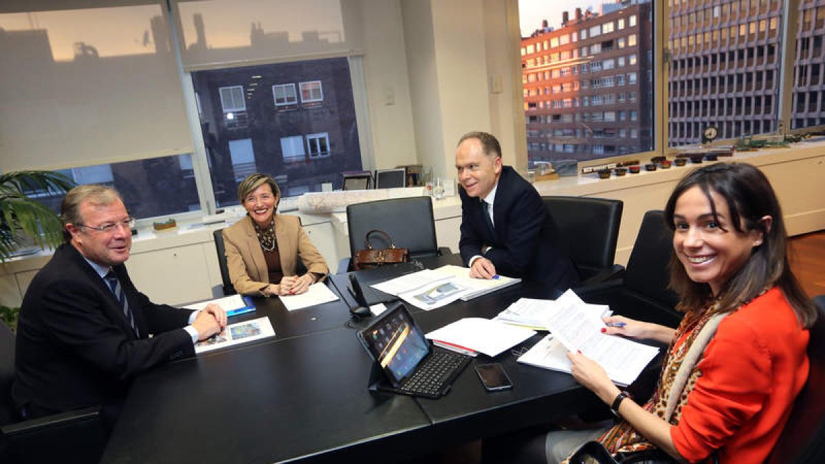 Antonio Silván, Ana Franco, Juan Bravo Rivera e Isabel Pardo, ayer. RAQUEL P. VIECO