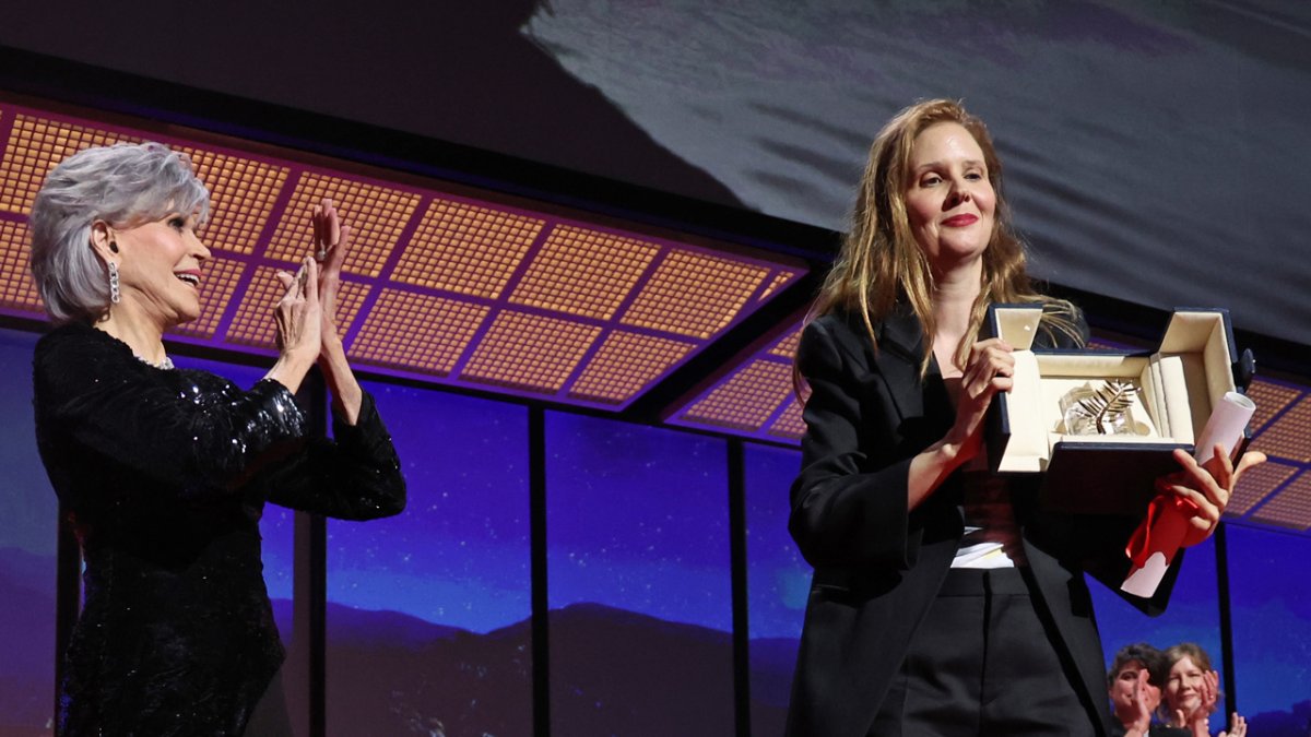 La directora Justine Triet al recoger el máximo galardón del Festival de Cannes, aplaudida por la actriz Jane Fonda. MOHAMMED BADRA