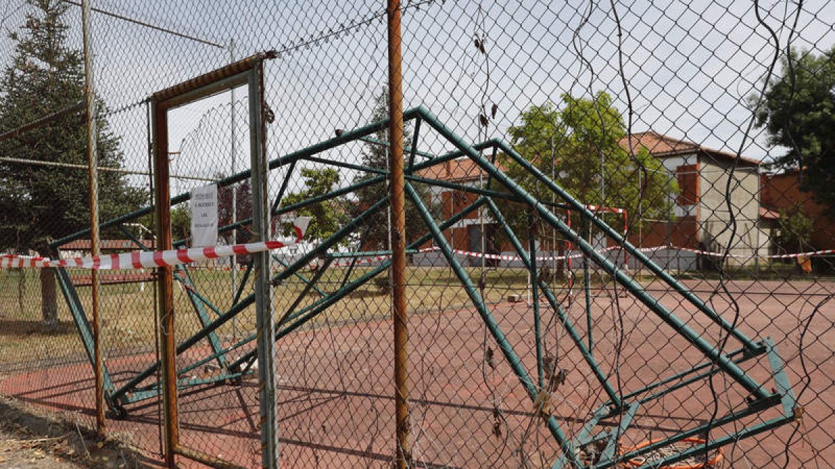 Las pistas polideportivas permanecen precintadas desde que tuvo lugar el suceso. JESÚS F. SALVADORES