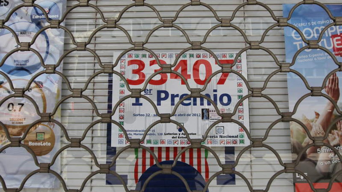 La administración número 15 cerró ayer al mediodía con la mejor noticia, como muestra el cartel del primer premio.