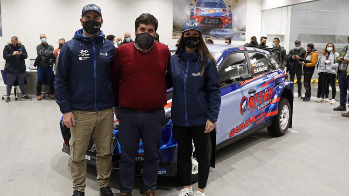 Suryahen Pernía, Roberto Rodríguez (Lemauto) y Alba Sánchez. FERNANDO OTERO
