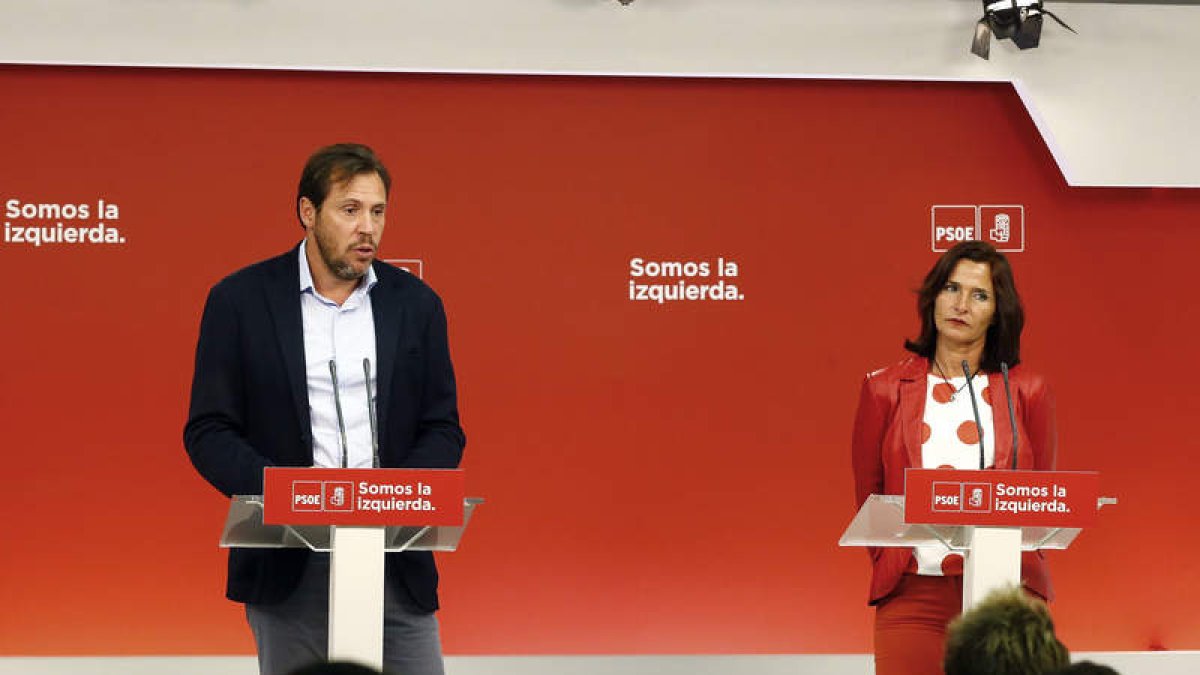 El portavoz del PSOE, Óscar Puente, y la secretaria de Educación, Mariluz Martínez Seijo. J. P. GANDUL