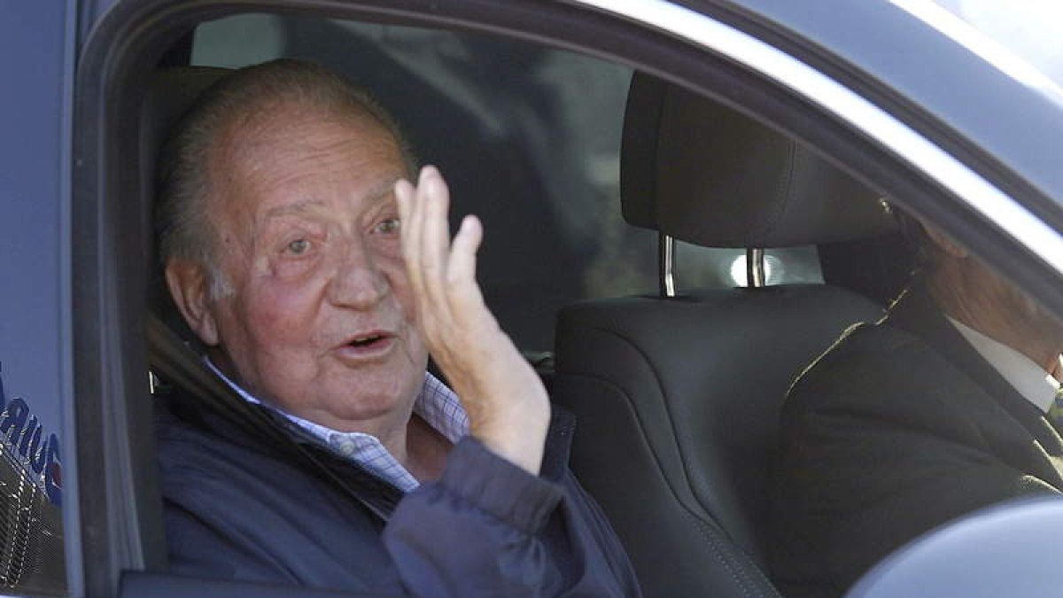 El rey Juan Carlos saluda a su salida del Hospital Universitario Quirón de Madrid.
