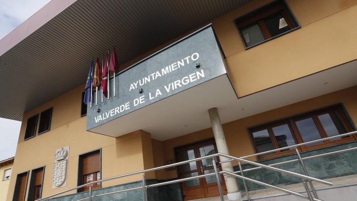 Exterior del Ayuntamiento de Valverde de la Virgen.