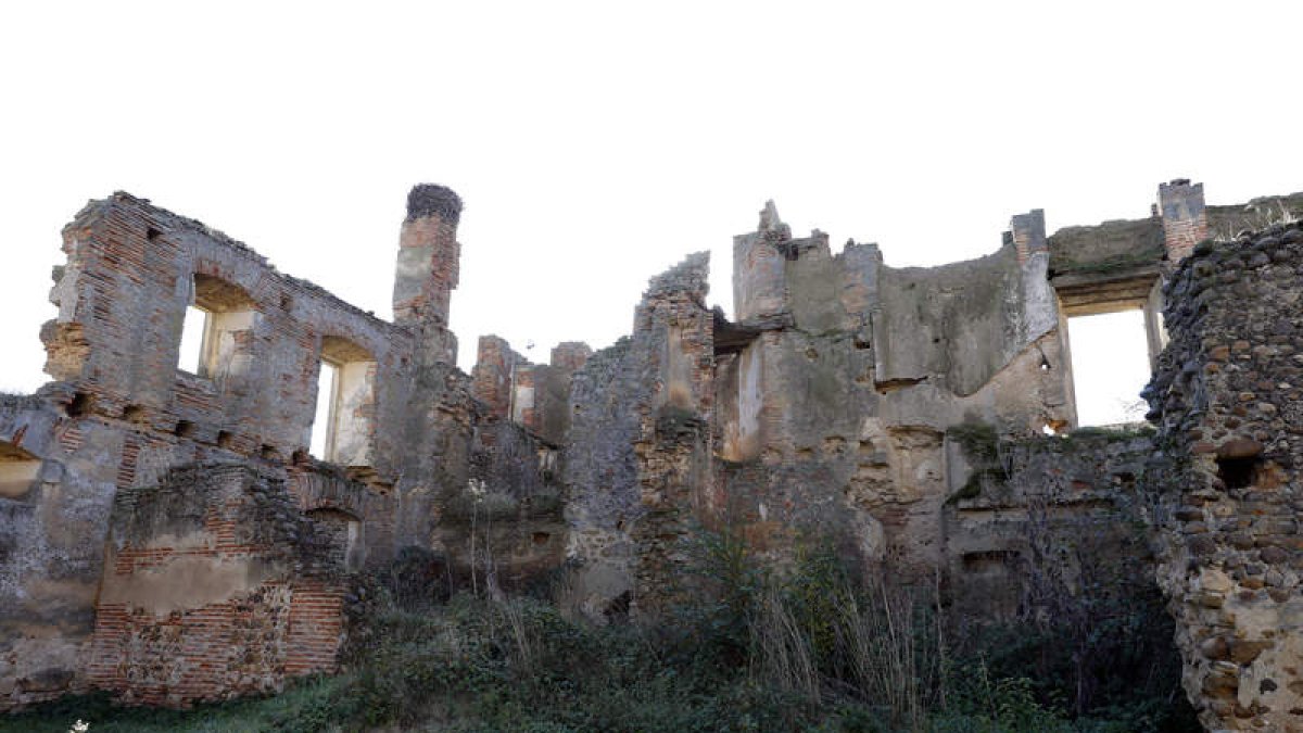 Estado en el que se encuentra el segundo claustro o claustro conventual del monasterio de Sandoval. MARCIANO PÉREZ