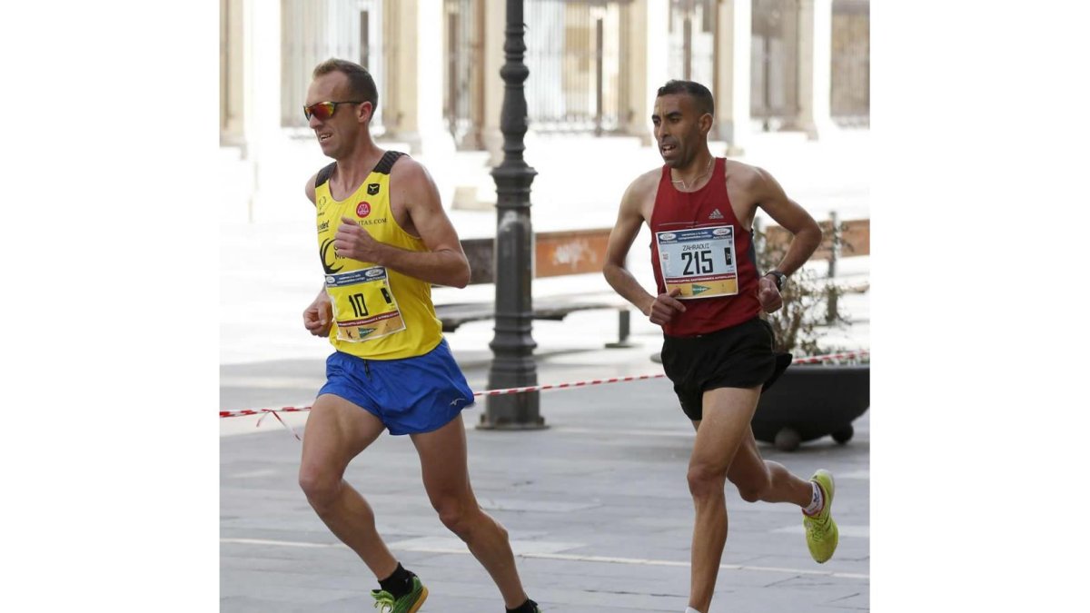 Sergio Sánchez, ganador de la prueba, seguido por Habib Zahraoui que finalizó en segunda posición, en las inmediaciones de la catedral.