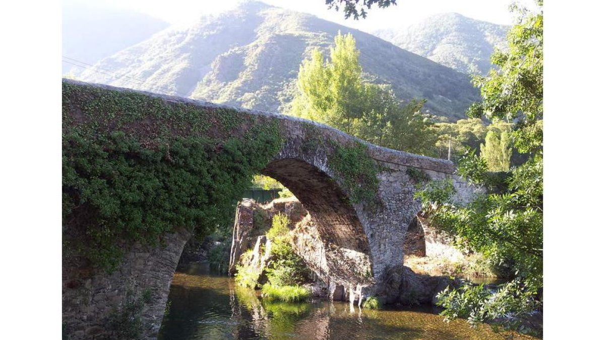 Sobre estas líneas, la calzada romana de Palacios del Sil. Al lado, el alcalde, Fernando Fernández Astorgano, y el profesor Roberto González-Quevedo, promotores del congreso. La foto más grande es la del puente romano que atraviesa el río en la cabecera d