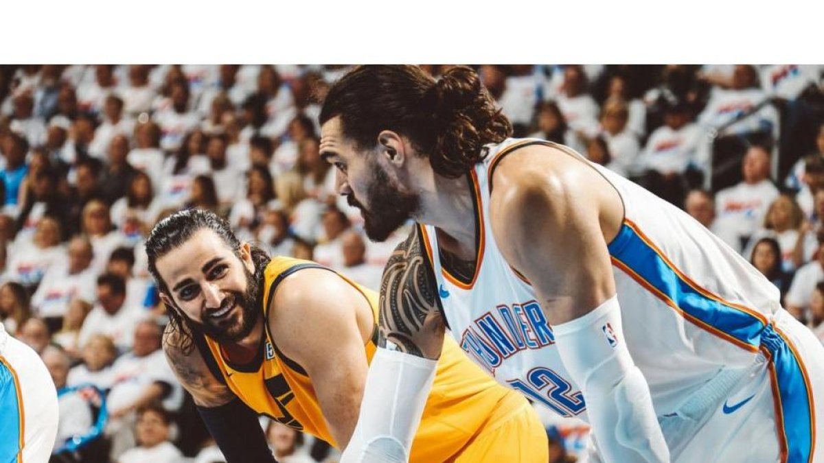 Ricky junto a Steven Adams en el partido de ayer de los Play-off.