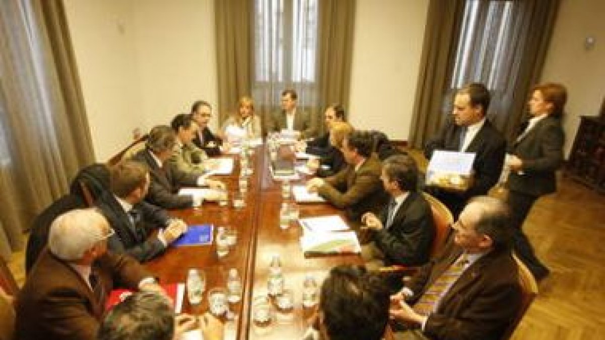 Patronales, sindicatos y representantes de Gersul se reunieron ayer