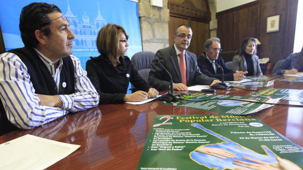 Miembros del Banco de Alimentos, con el edil de Acción social (centro), en la presentación.