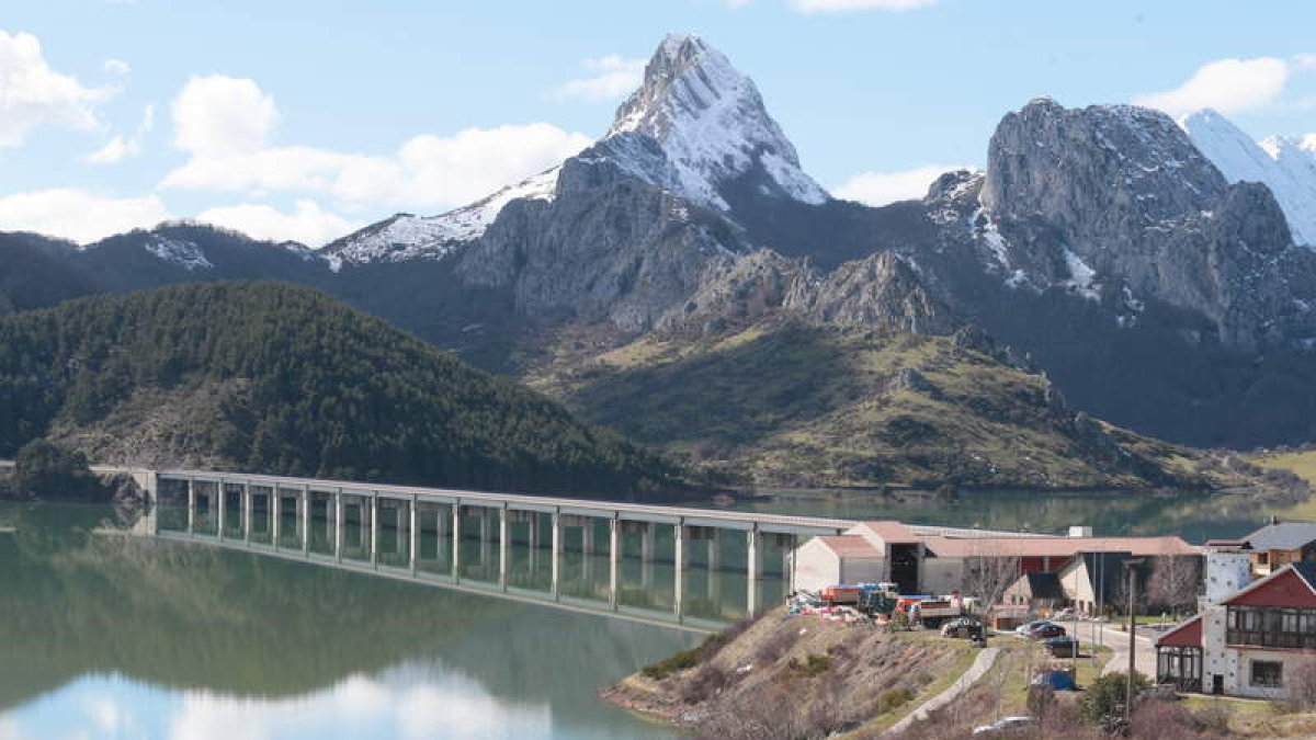 Vista del pantano de Riaño por cuyo IBI hay que pagar 367.000 euros anuales.
