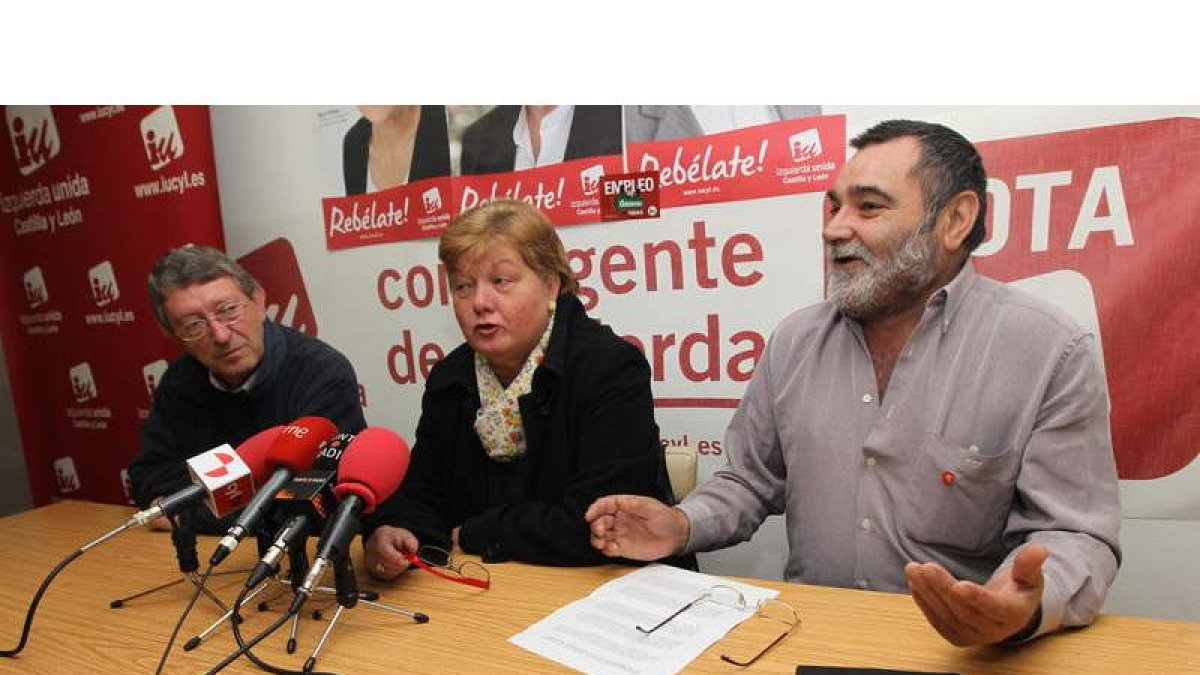 De Caso y Fernández, en primer término, con otro miembro de la agrupación comarcal.
