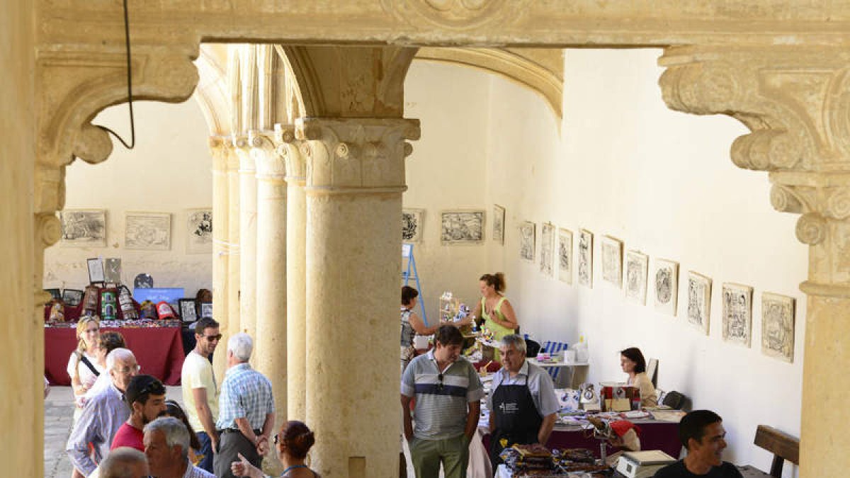 Productos de todo tipo, artesanía, alimentación y complementos, encandilaron al público. ACACIO