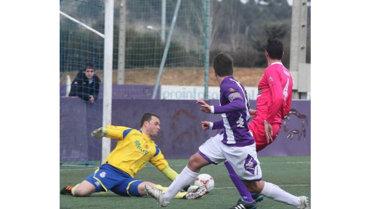 Obispo y Bardal tratan de obstaculizar al jugador del filial vallisoletano Zubi.
