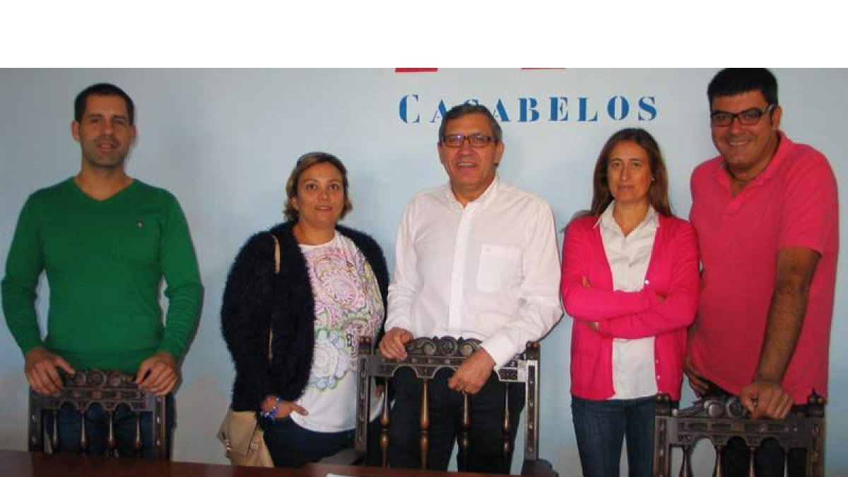 Adolfo Canedo, ayer con sus concejales del PP.