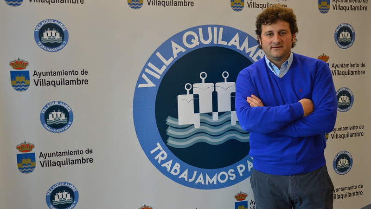 El alcalde, Manuel García, presentó el nuevo logotipo vectorizado en azul y blanco del municipio.