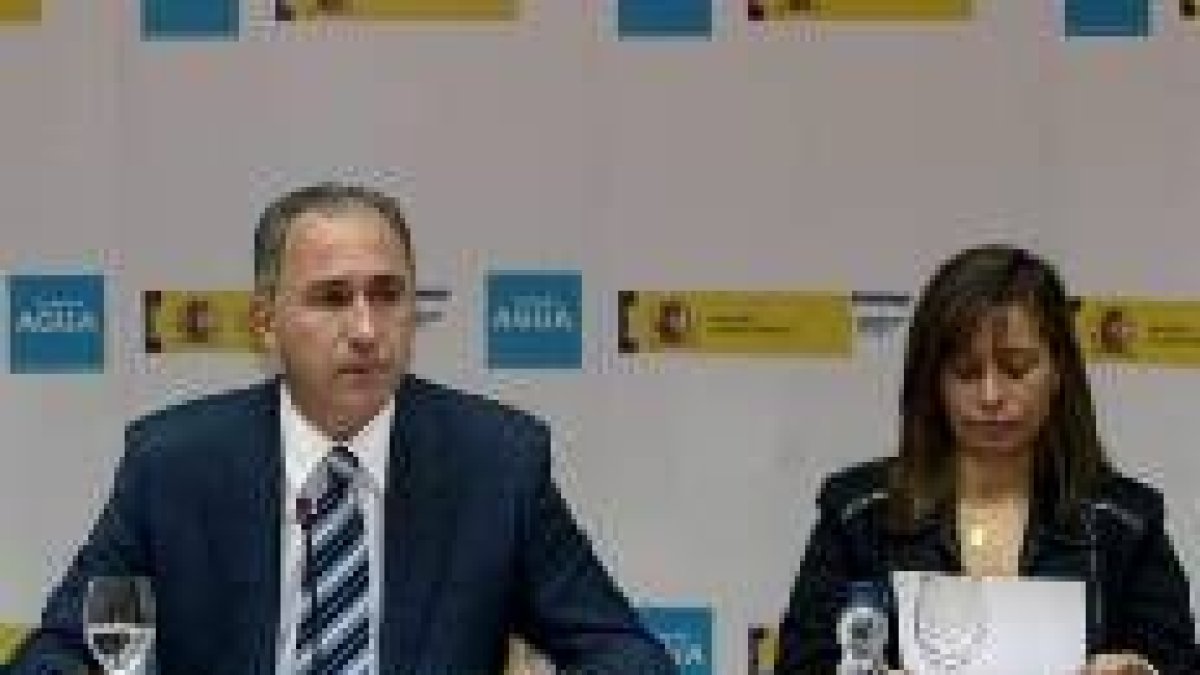 Juan Antonio Gato, presidente de la CHD, y Liana Ardiles, directora técnica