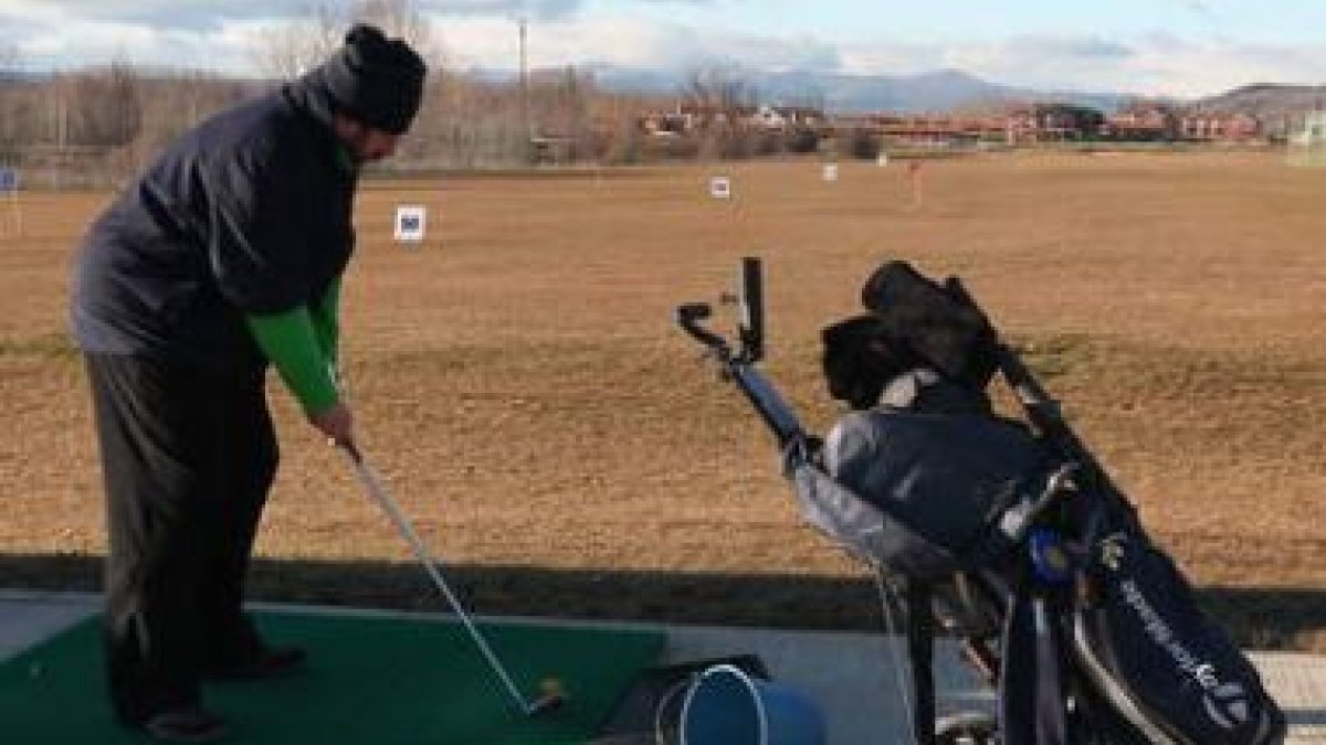 Un jugador practica en la zona de entrenamiento del campo de Eras de Renueva.