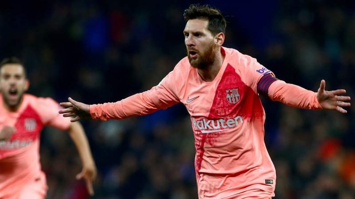 Messi anotó dos goles de falta en la goleada del Barcelona frente al Espanyol. QUIQUE GARCÍA