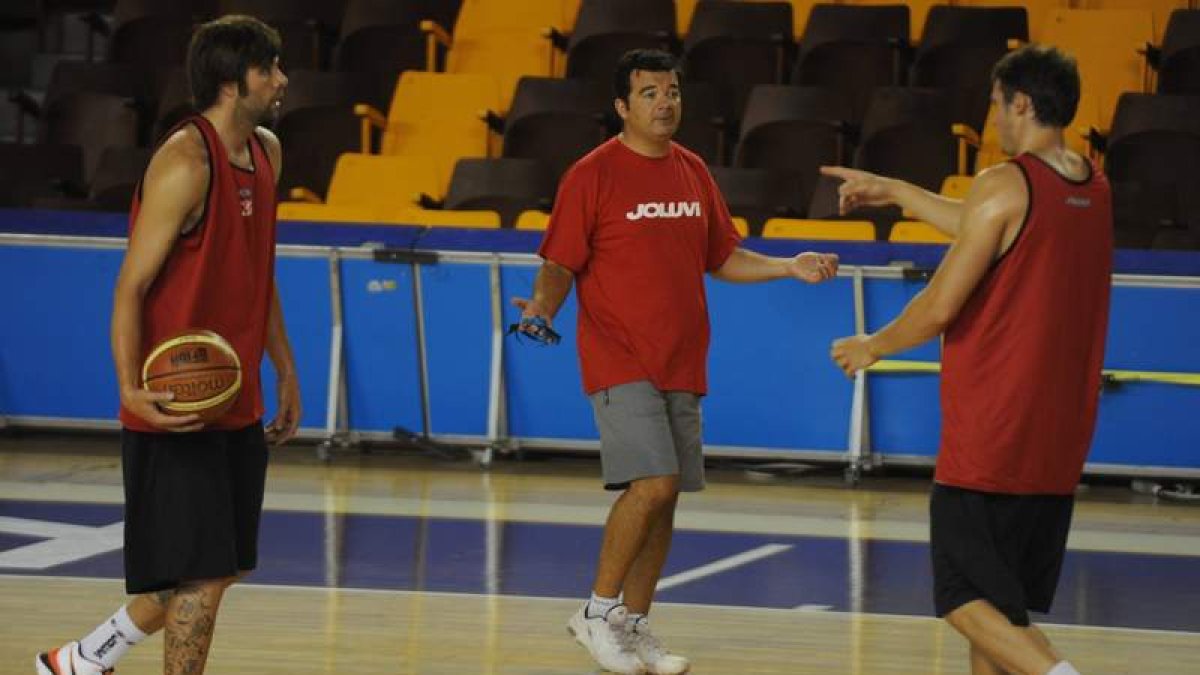 De Grado corrige una jugada en un entrenamiento con Múgica y Rocchia como protagonistas.