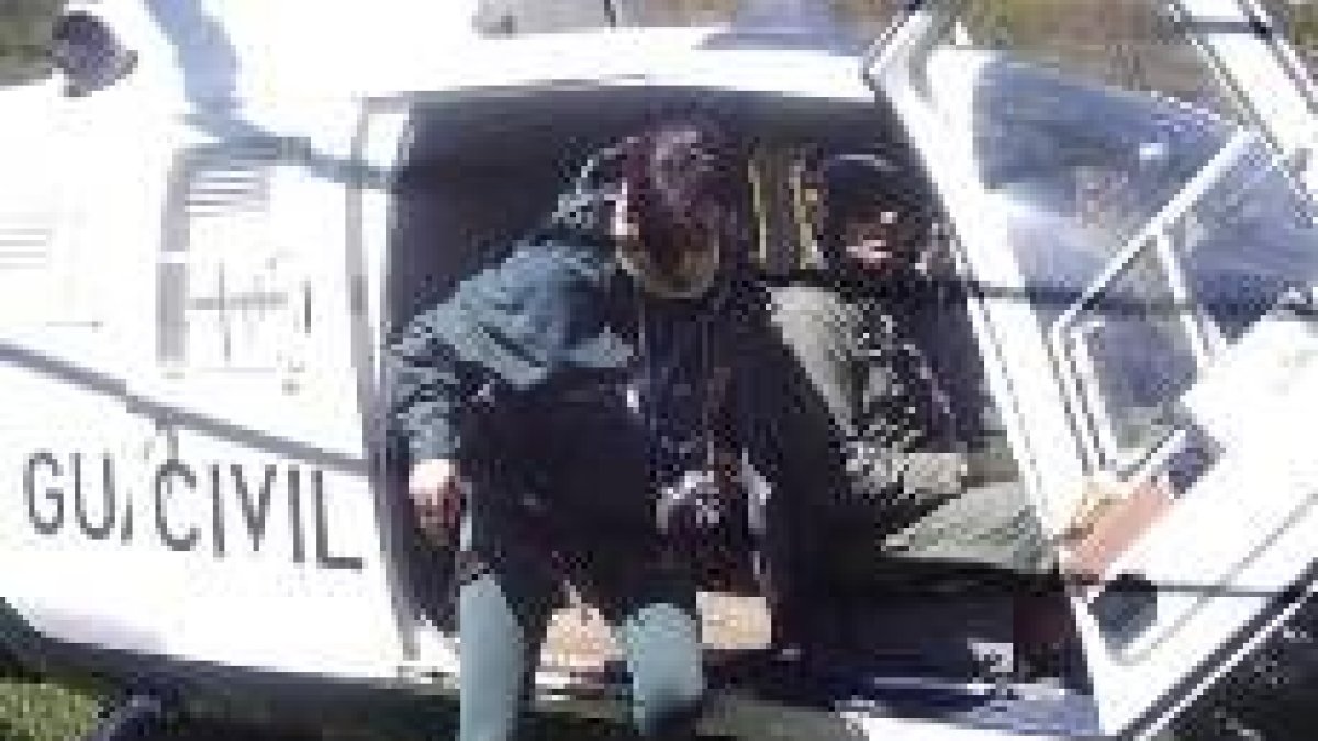 Efectivos de la Guardia Civil durante el rescate efectuado ayer