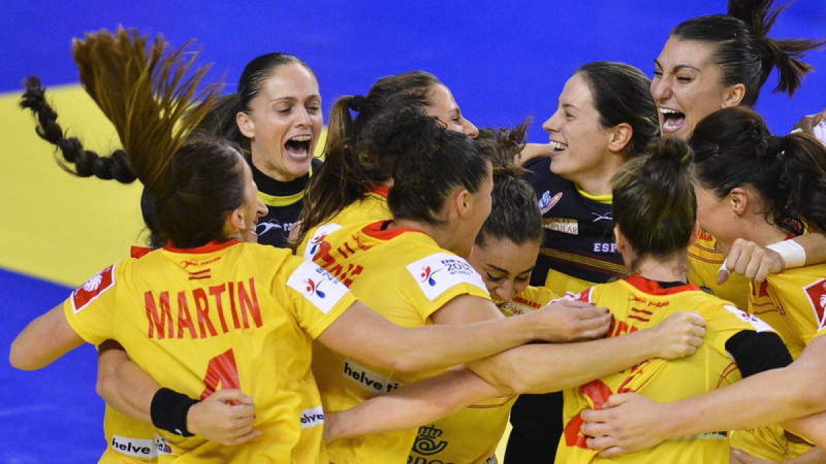 Las jugadoras españolas celebran su hazaña ante la potente selección danesa.
