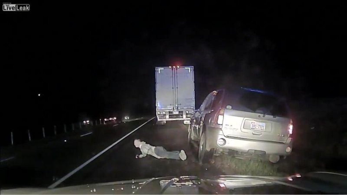 Momento en que un policía de Alabama dispara a un hombre que sacaba la cartera de la mano.